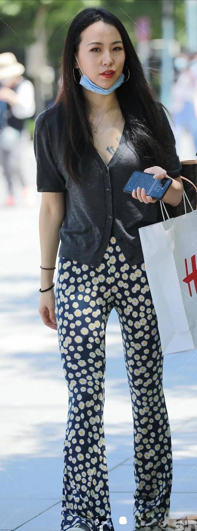 黑色|“宝妈”一字肩上衣搭配短裤引领时尚潮流