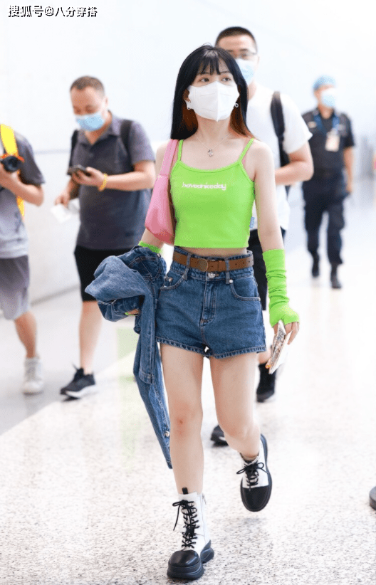 颜色|赖美云也是个“时髦精”，绿色背心配牛仔短裤清新自然，活力十足