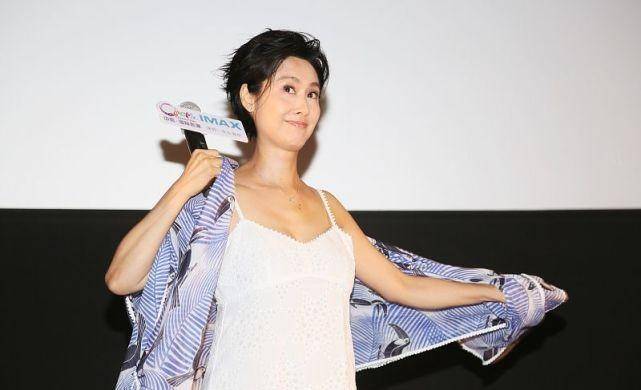 服装|年纪大的女人穿衣可以凉快点,朱茵的搭配造型,看着性感还不低俗