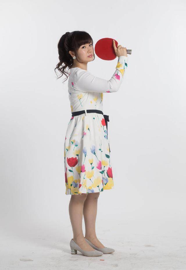 整体|福原爱真的好会穿，身材娇小穿A字裙可爱迷人，可惜粗腿太抢镜