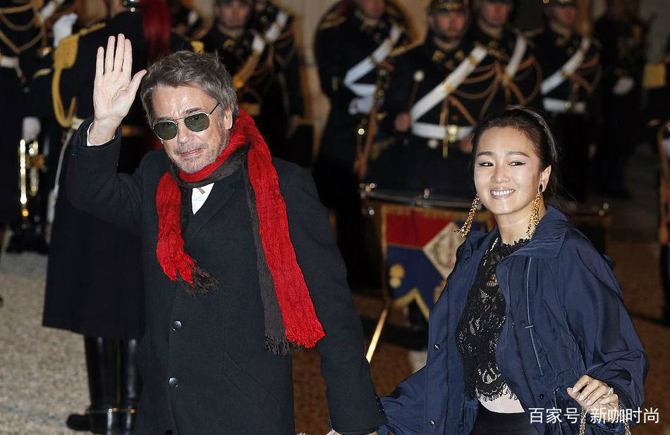 黑色|巩俐携大18岁法籍男友亮相，身穿深蓝外套，双手紧握甜蜜十足