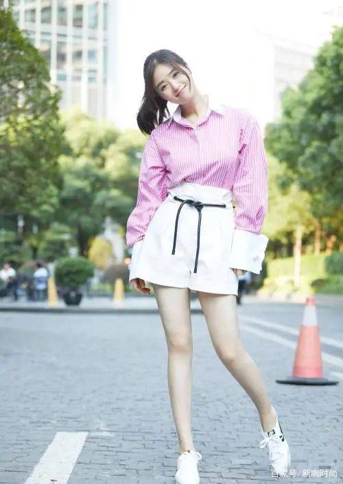 黑色|蒋欣瘦下来更美，一身黑色衬衫裙露白皙美腿，这鞋就看不懂了