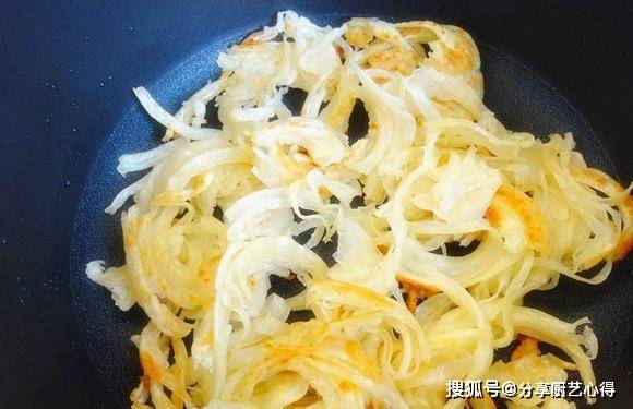 做法|这是儿子最爱的早餐主食，每次做都会吃上一大盘，隔三差五点名要