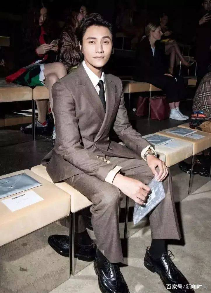 曲别针|43岁陈坤素颜走机场,卫衣搭休闲裤,这曲别针耳钉我奶奶都不用了