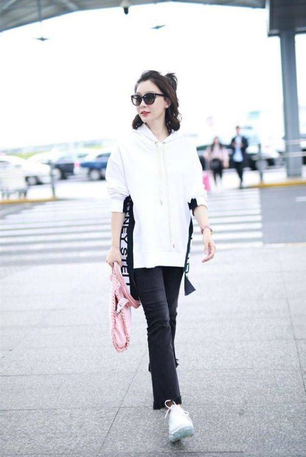 一身|陈数这回美到国外去,一袭抹胸裙配黑色长手套高贵端庄,太惊艳了