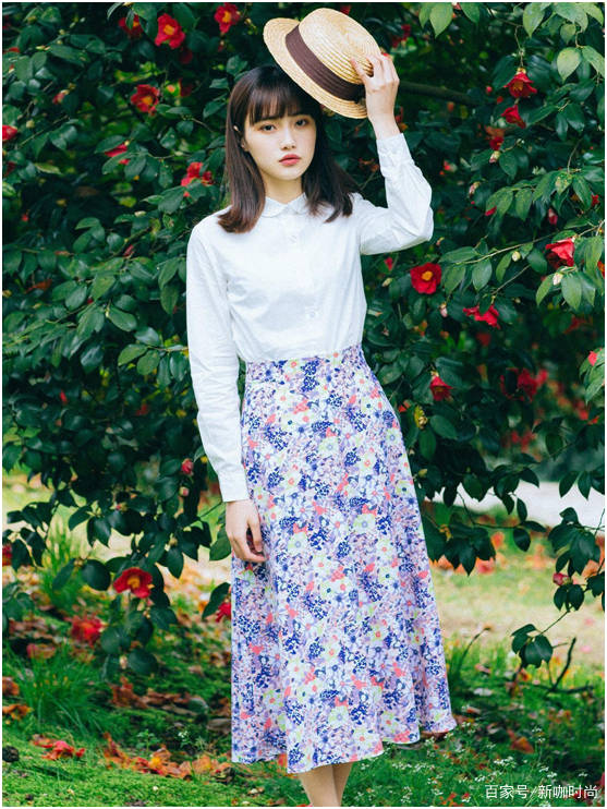 样式|李菲儿初夏Look学起来，方领碎花裙演绎浪漫风情，欧式高级感满分