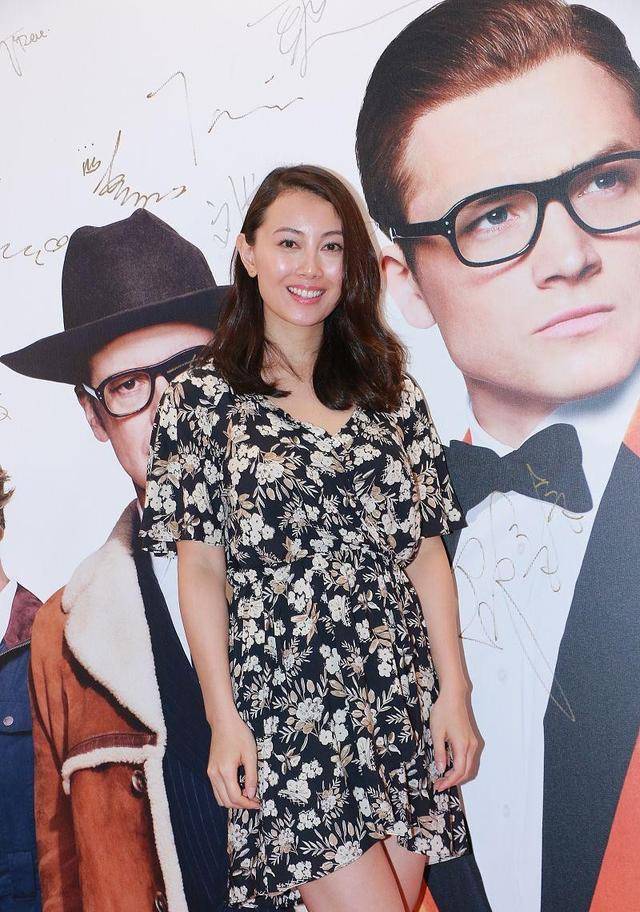 身材|袁嘉敏的身材让人羡慕,“3D”曲线穿低领吊带裙,要“包”不住了