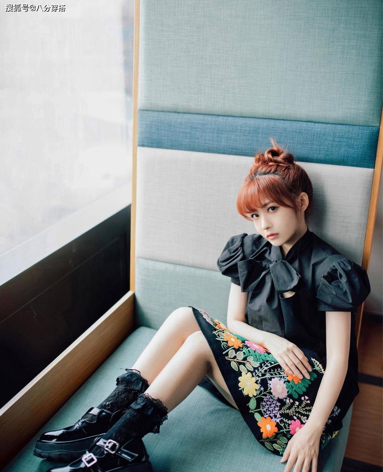 颜色|赖美云也是个“时髦精”，绿色背心配牛仔短裤清新自然，活力十足