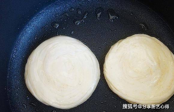 做法|这是儿子最爱的早餐主食，每次做都会吃上一大盘，隔三差五点名要