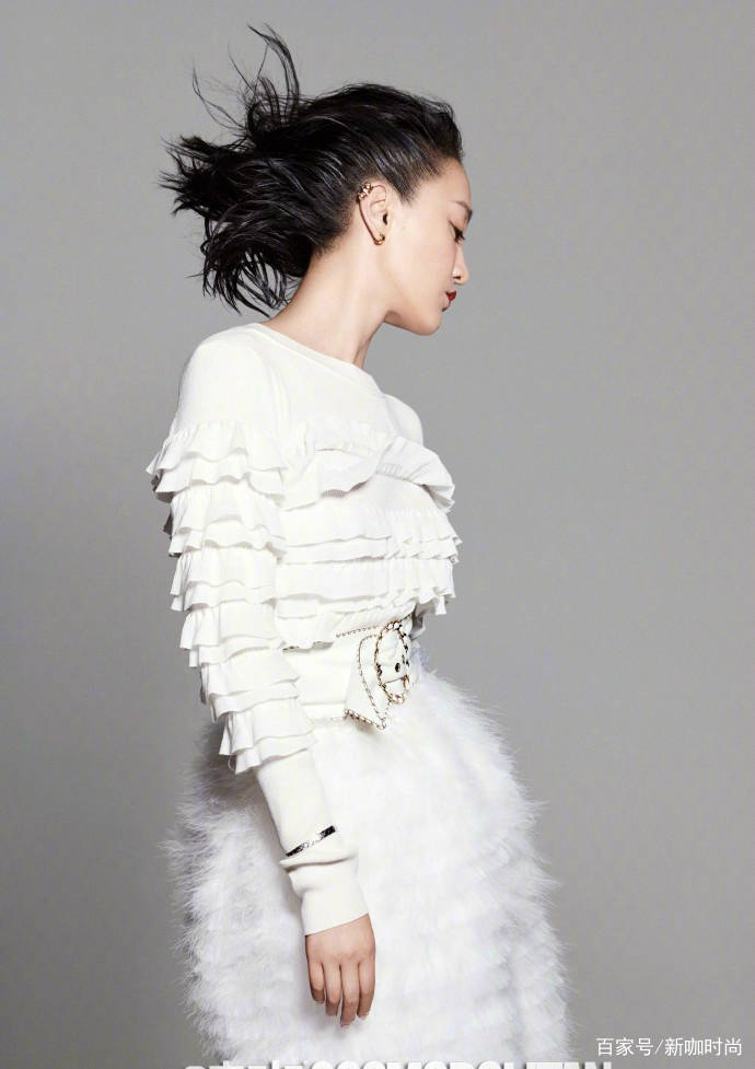 发型|剪短发的周迅才是颜值杀器,分别搭红白黑上阵,44岁阿姨秒变少女