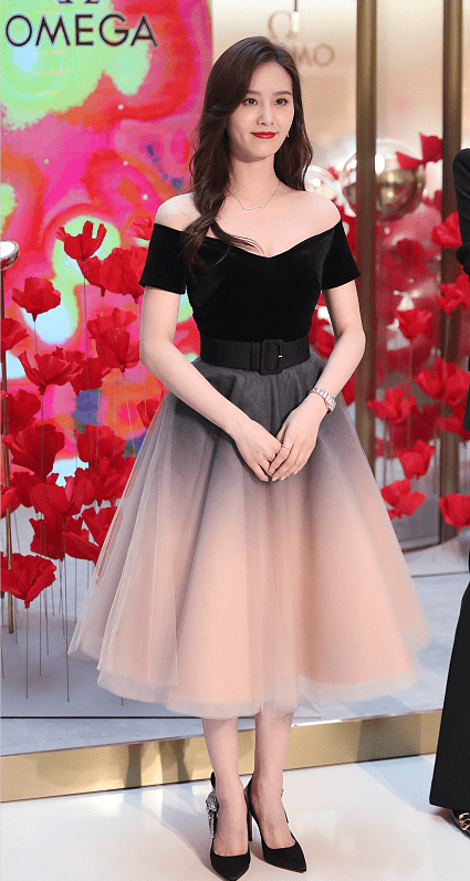 上半身|刘诗诗的身材颜值都太抗打,怼脸拍都没什么皱纹,穿丝绒裙太美了