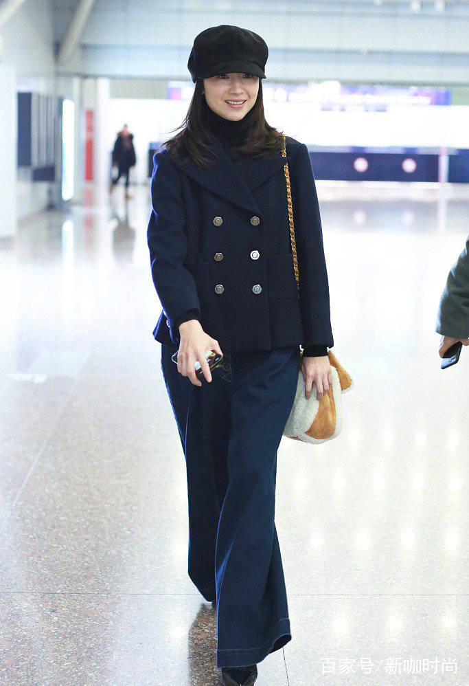 棉袄|董洁总算换造型了!不戴帽子、没有眼镜,但这大棉袄不热吗?