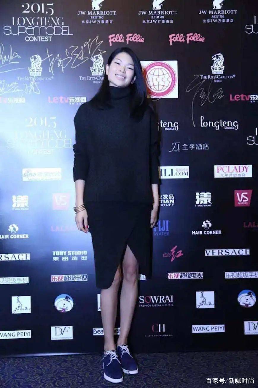 颜色|被“丑模”吕燕惊艳了，一袭深玫粉西装加身，高级感溢出屏幕