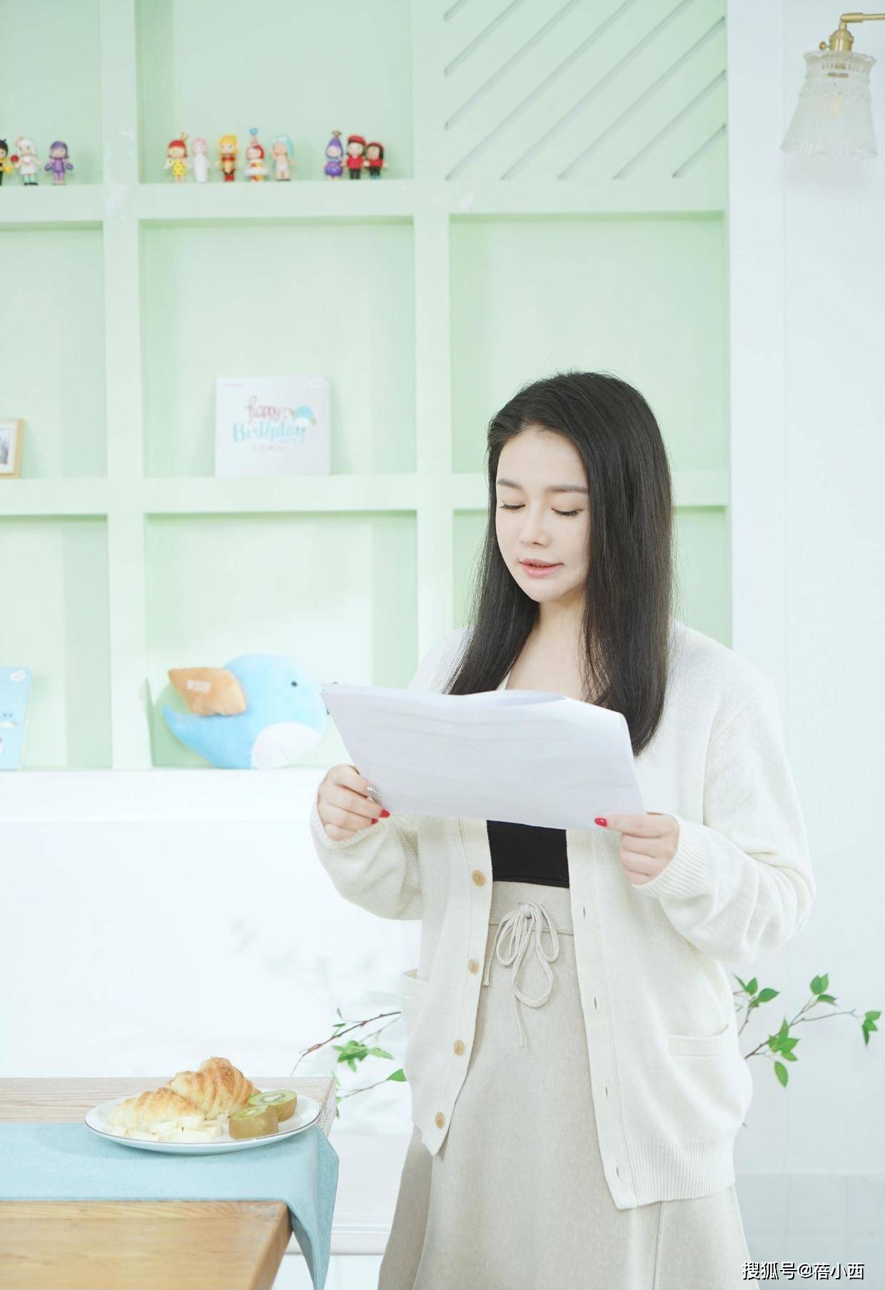 金色|冉莹颖身穿“液体裙”亮相,单肩吊带尽显好身材,看起来雍容华贵