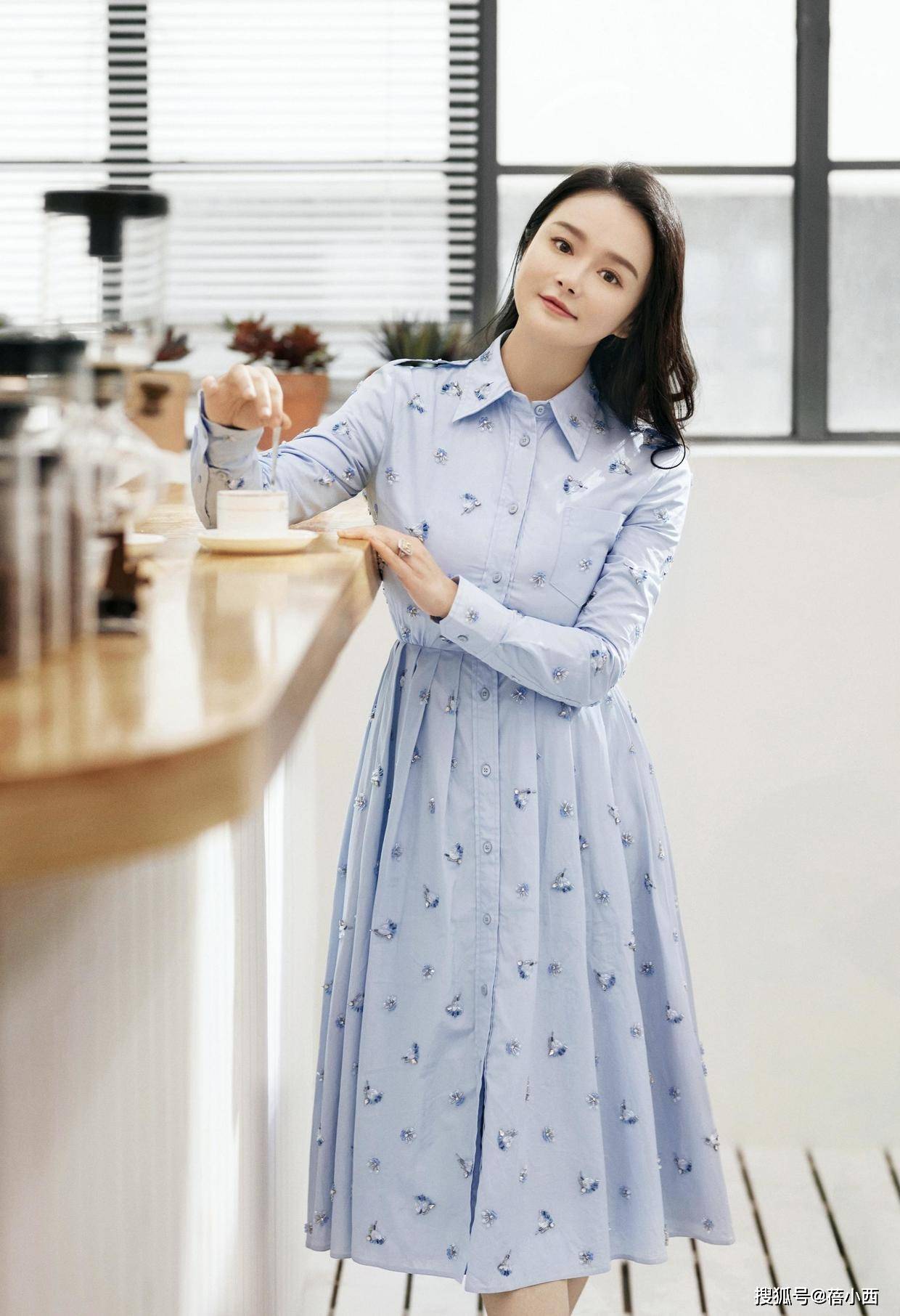 金色|冉莹颖身穿“液体裙”亮相,单肩吊带尽显好身材,看起来雍容华贵