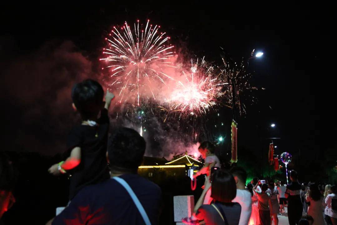 四季夜潍坊鸢都不夜城2021齐鲁酒地美酒不夜城梦幻光影烟花电音节开幕