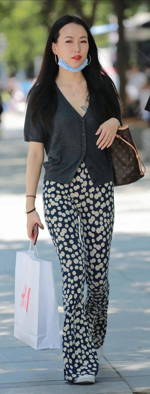 身材|衣着时髦，柔软的毛衣和打底裤，优雅不失气质