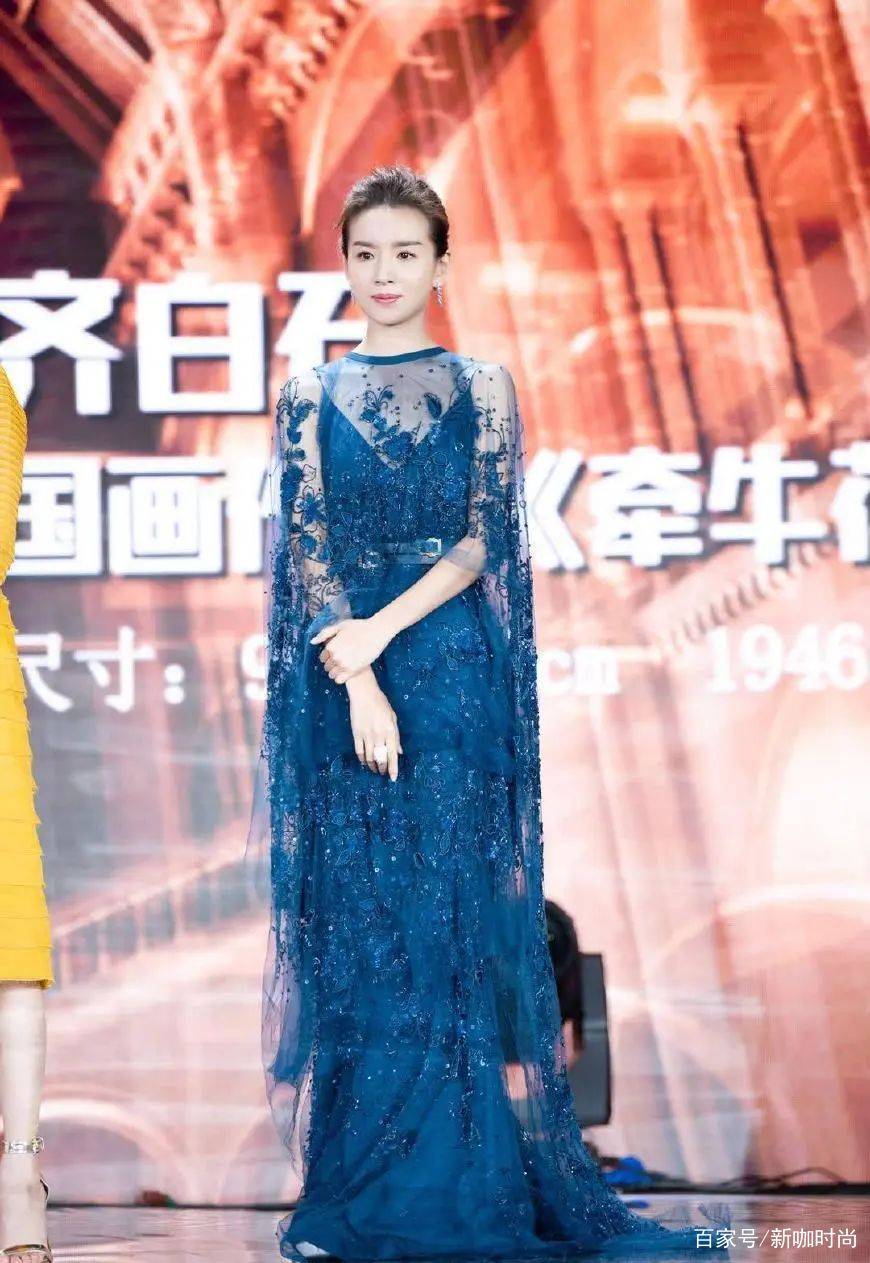 身量|董洁真讲究，穿着简洁不拖泥带水，盘发更显好气质