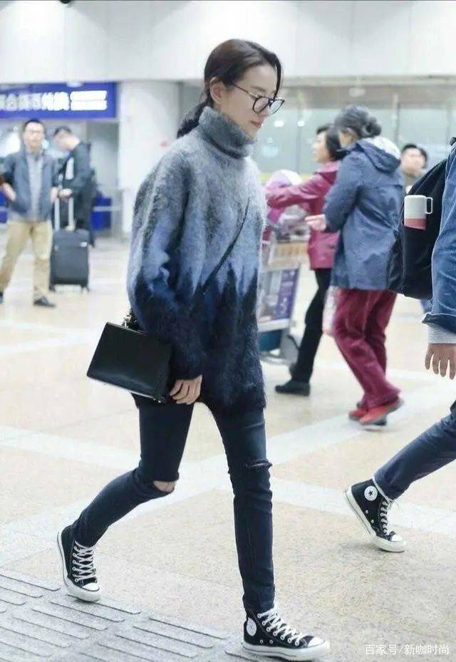 身材|董洁真有40岁？穿堆堆领毛衣还搭破洞裤，潮流时尚像个小姑娘