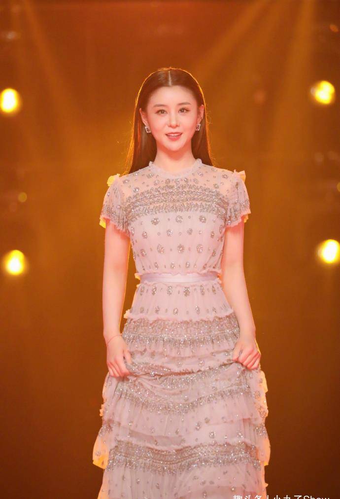王雷|王雷李小萌夫妇度假被偶遇，老公摸头杀超级宠溺，老婆身材太迷人
