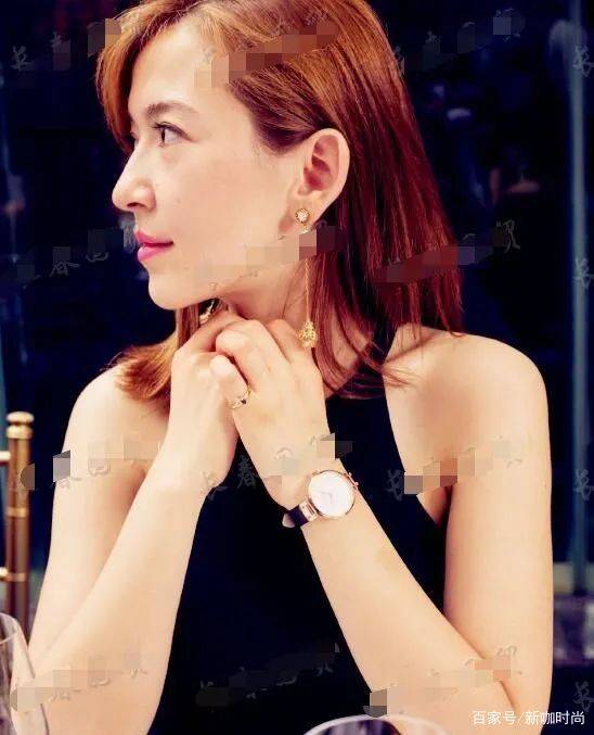 黑色|尼格买提老婆真会穿,挂脖小黑裙搭披肩发,这“侧颜杀”我爱了