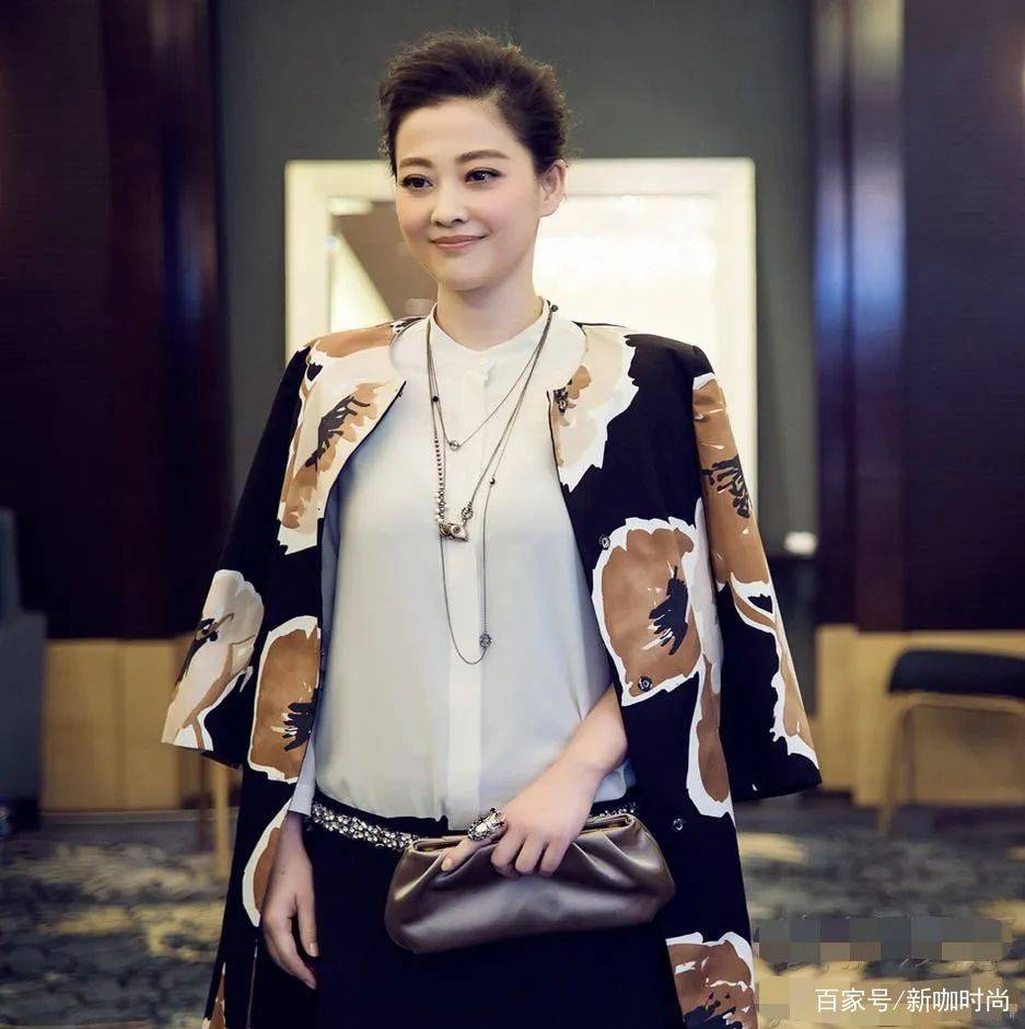 运动服|梅婷携夫带娃走机场，穿黑色运动服干练爽利，这身材不得不服