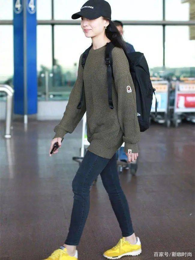 身材|董洁真有40岁？穿堆堆领毛衣还搭破洞裤，潮流时尚像个小姑娘