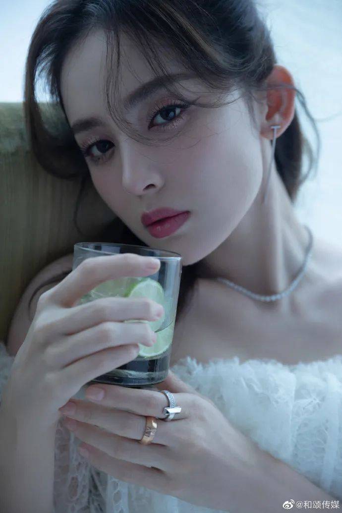 当红|古力娜扎抹胸白裙写真甜美!白嫩大美腿太性感撩人