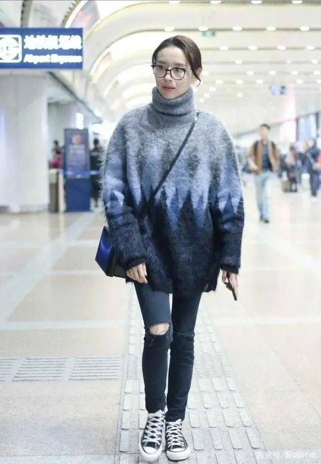 身材|董洁真有40岁？穿堆堆领毛衣还搭破洞裤，潮流时尚像个小姑娘