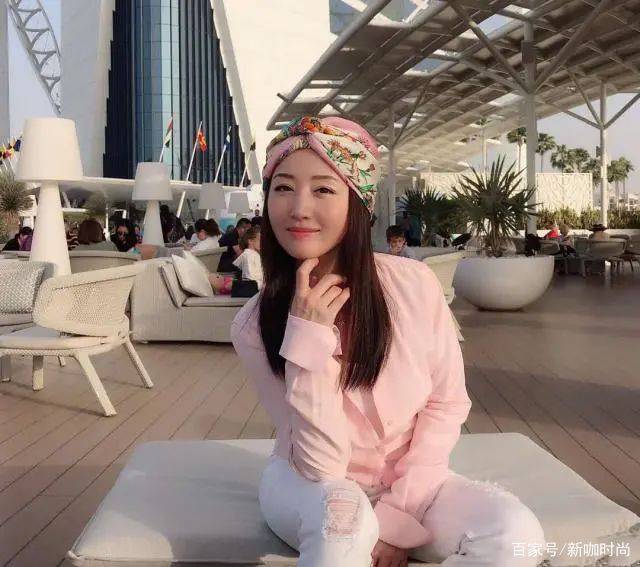 样式|48岁杨钰莹太能“扮嫩”,穿白色刺绣长裙,侧脸就是个小姑娘