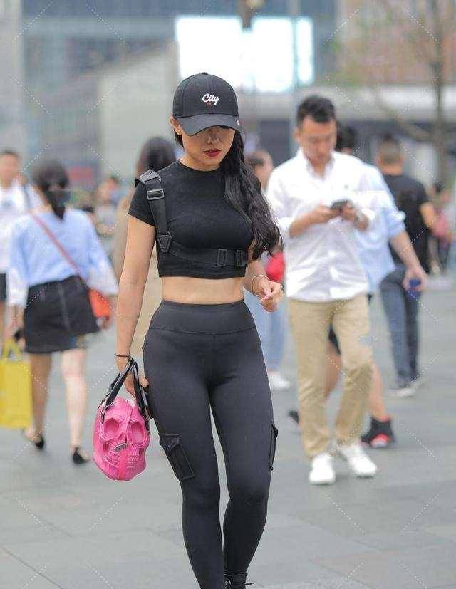 卫衣|黑色露脐短袖上衣搭配黑色紧身打底裤,单色系搭配,高级显气质