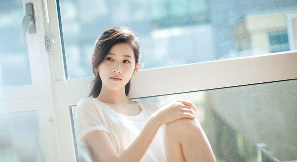 形象|章泽天早期清纯写真真是“绝绝子”,面容青涩,感觉还挺娇弱的