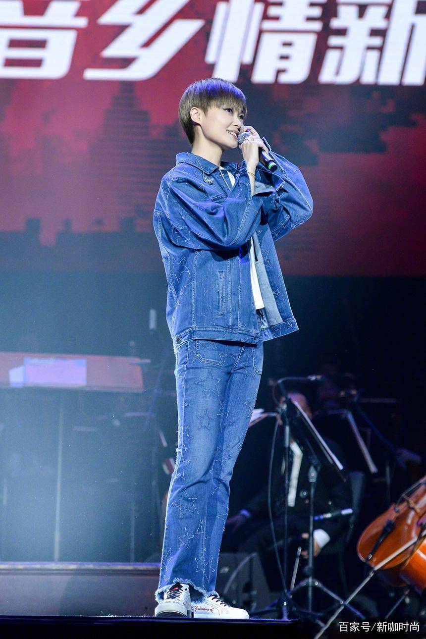 国际|36岁李宇夏又有新时尚，黑色风衣加上偏分刘海，美出国际范