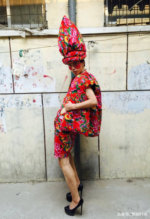 颜色|丑到极致便是艺术？造型师挑战“东北花袄”，效果太“辣眼”
