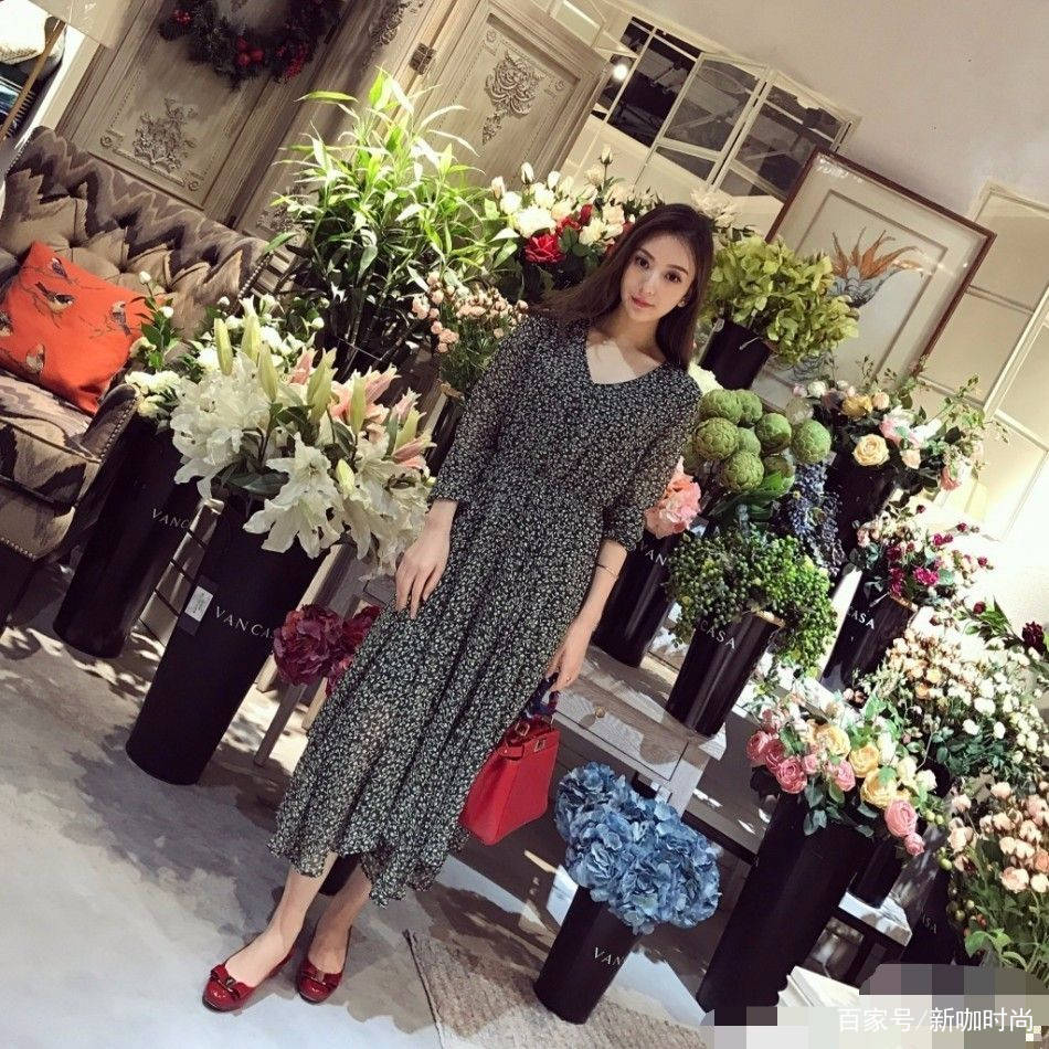 纱裙|32岁方媛美得高调，穿抹胸纱裙姿势妩媚，“天王嫂”范初现