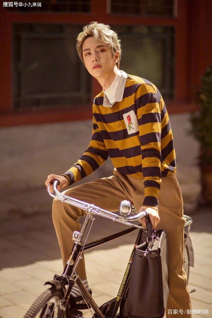 韩庚|王一博14岁跑龙套照,“黄毛”搭白T恤,清瘦白净难掩少年稚气