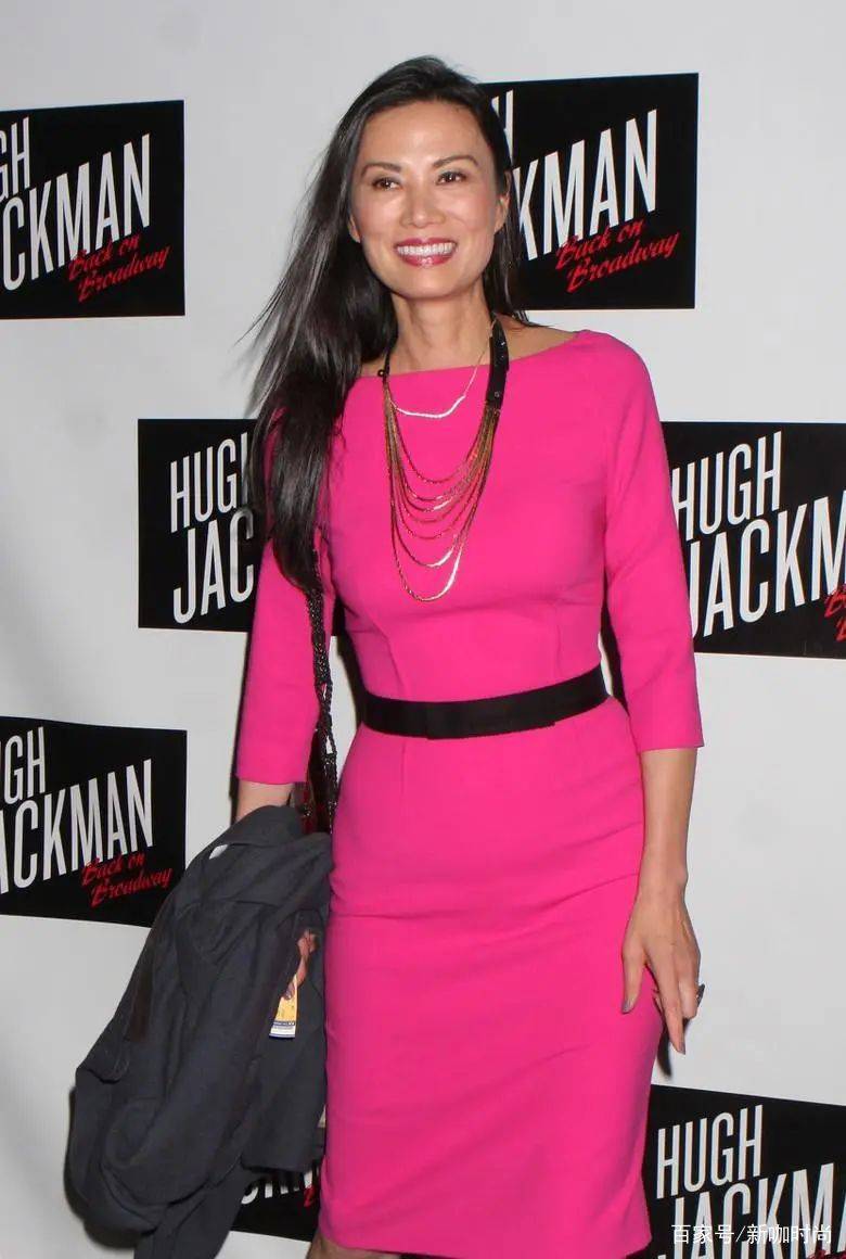 身材|把媚俗玫粉色穿出优雅女人味，“又丑又老”的邓文迪怎么做到的？