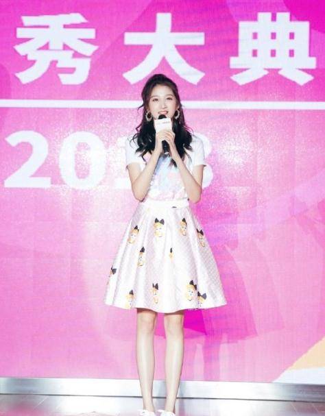 设计|172身高关晓彤出席活动，怕抢旁边男嘉宾风头，还特意换上平底鞋