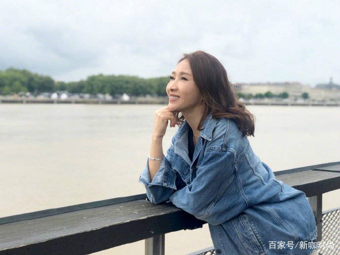 戴一|10亿阔太黎姿罕见秀美背，穿吊带花叶长裙，48岁身材真养眼