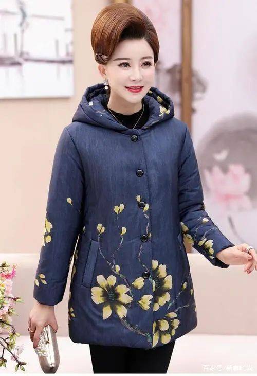 花色|76岁李谷一台上台下差距大,穿花袄花裙走机场,皱纹满面太苍老
