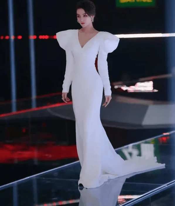 黑色|张馨予身材一绝，短发帅气，长发优雅