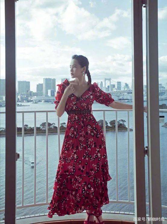 样式|52岁伊能静太敢秀，穿格子“校服裙”活力四射，减龄二十岁都不止