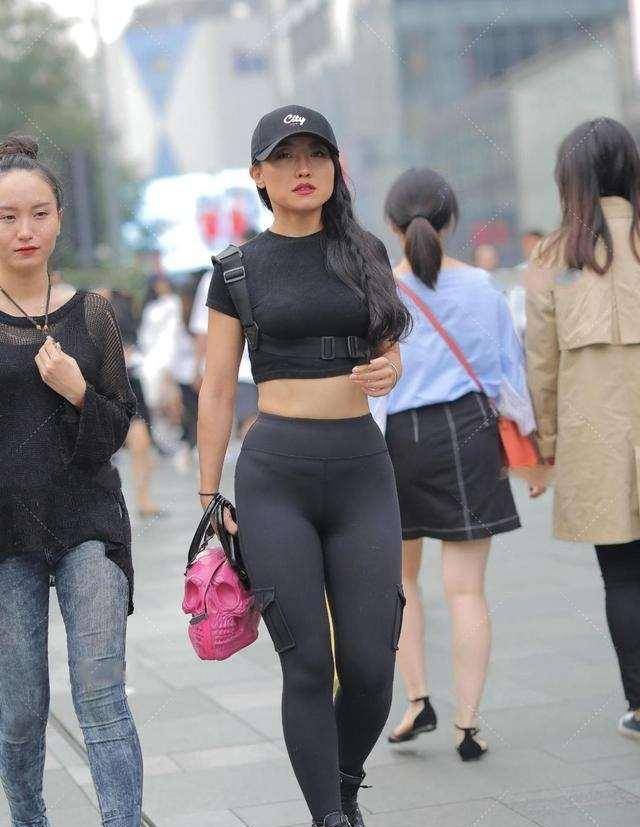 卫衣|黑色露脐短袖上衣搭配黑色紧身打底裤,单色系搭配,高级显气质