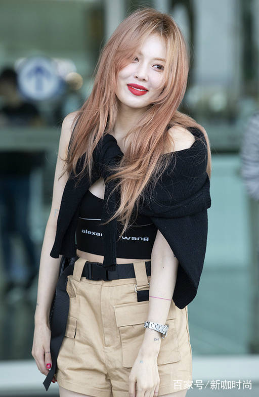 披肩|提前过夏天？泫雅背心配短裤，还围一个披肩，到底是冷是热？