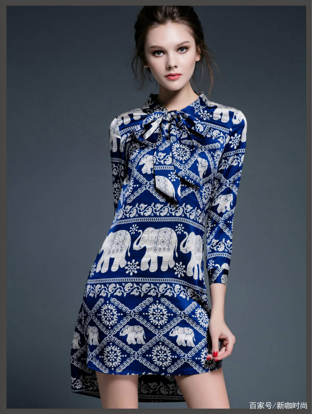 样式|掀起刘海的李念，身着一袭深V“青花瓷”长裙，高级感溢出屏幕