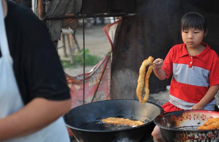 假币|女孩每天用假币买早餐,老板装作没看见,半年后换成真钱老板愣了