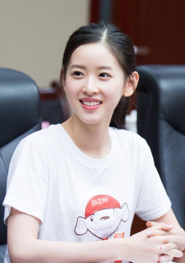 形象|章泽天早期清纯写真真是“绝绝子”,面容青涩,感觉还挺娇弱的