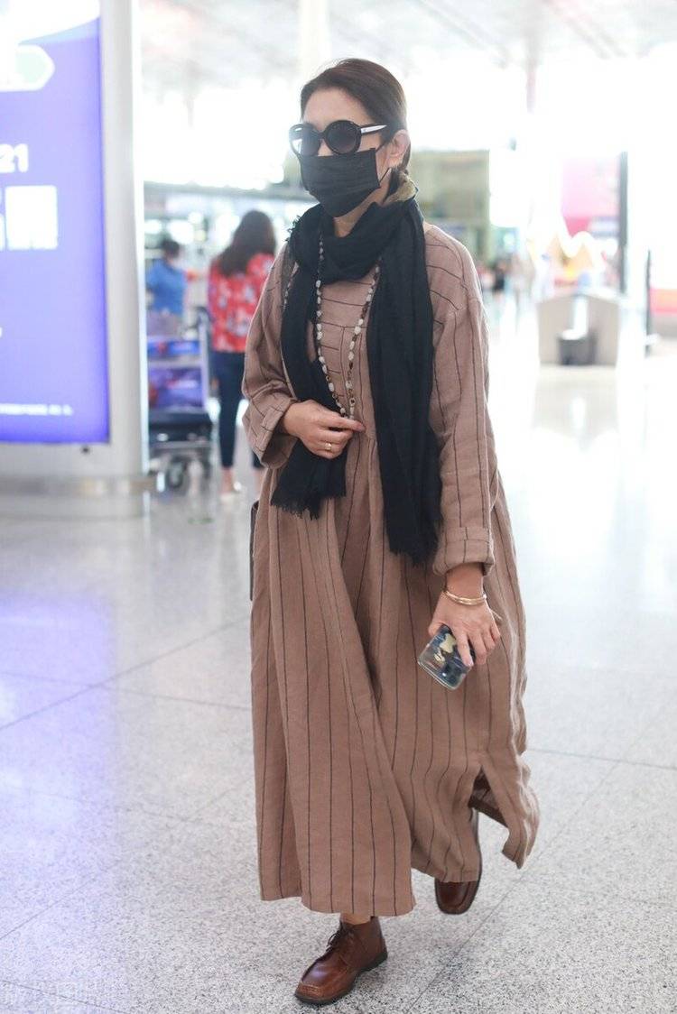 丝巾|倪萍走机场真精神，穿“奶奶裙”拎4万大牌包，还搭花丝巾真洋气