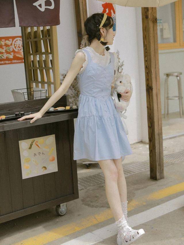 设计|元气少女都爱穿的吊带裙，日系复古，俏皮又灵动，美如初恋女友