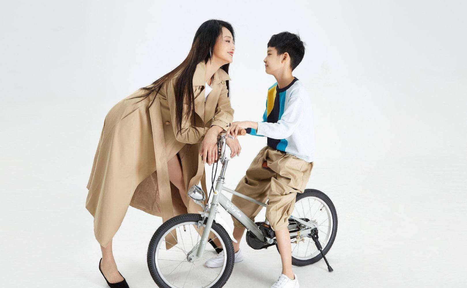 曹颖|曹颖保养像少女，穿白T恤紧身裤大秀麻杆腿，活力清新美回霍水仙